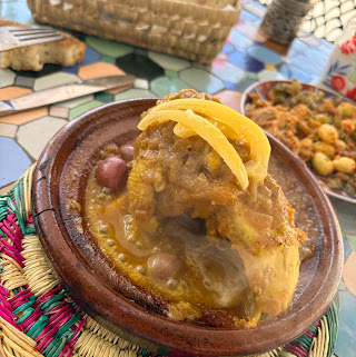 Plats et table du restaurant du Riad Fès Bab Rcif 11