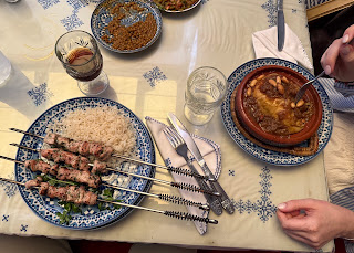 Plats et table du restaurant du Riad Fès Bab Rcif 12