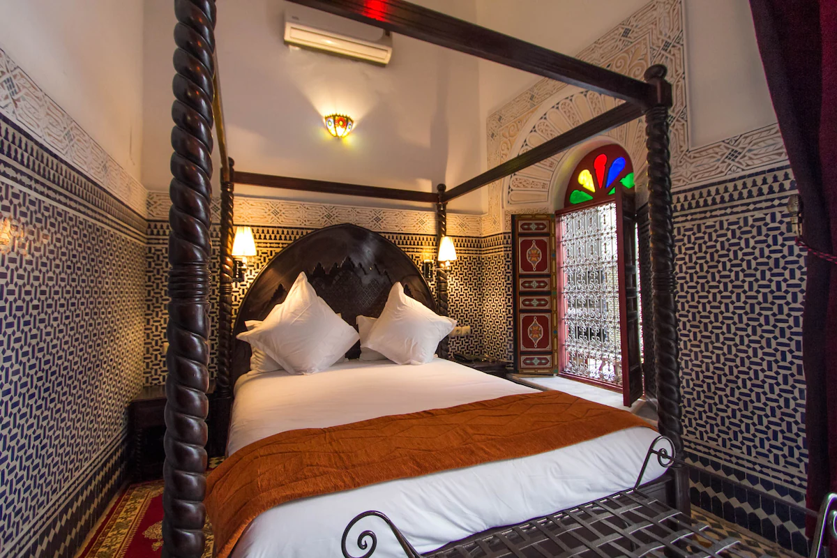Suite du Riad Fès Bab Rcif : lit à baldaquin en cèdre sculpté